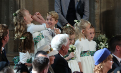 LEKER SEG: Savannah Phillips tuller og tøyser sammen med prins George mens de venter på brudeparet. Foto: NTB Scanpix LEKER SEG: Savannah Phillips tuller og tøyser sammen med prins George mens de venter på brudeparet. Foto: NTB Scanpix